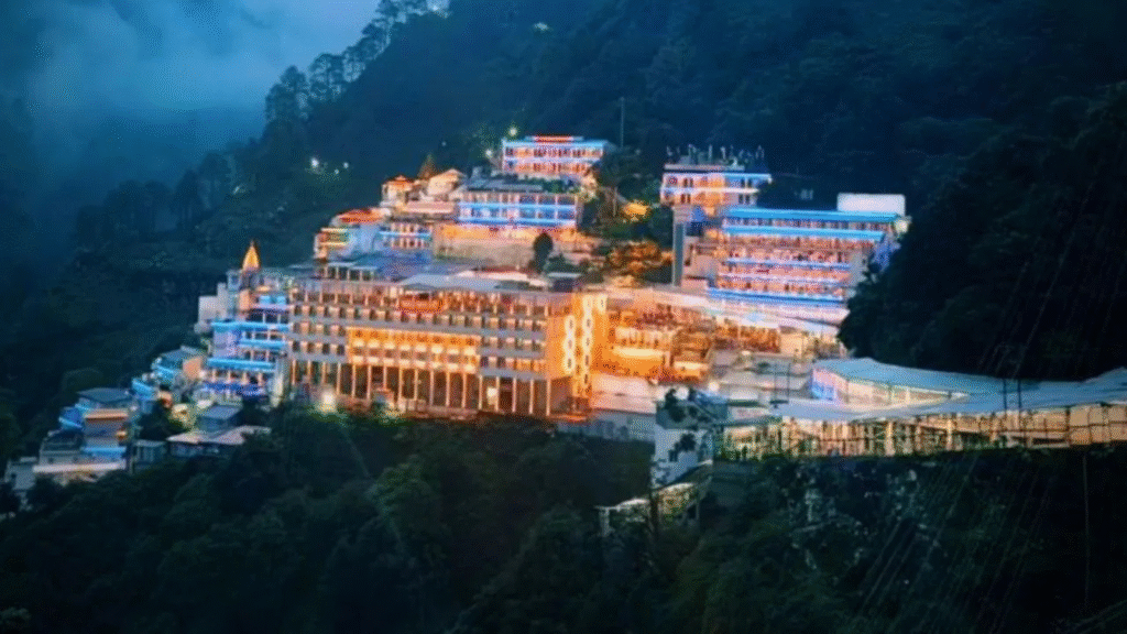 वैष्णो देवी मंदिर, त्रिकुट पर्वत, माता वैष्णो गुफा, जम्मू-कश्मीर धार्मिक यात्रा भारत की टॉप 10 धार्मिक यात्रा